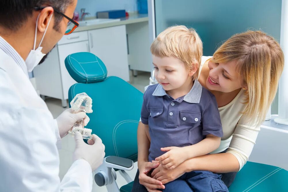 Стоматология дети. Ребенок у стоматолога. Малыш на приеме у стоматолога. Ребенок в детской стоматологии.