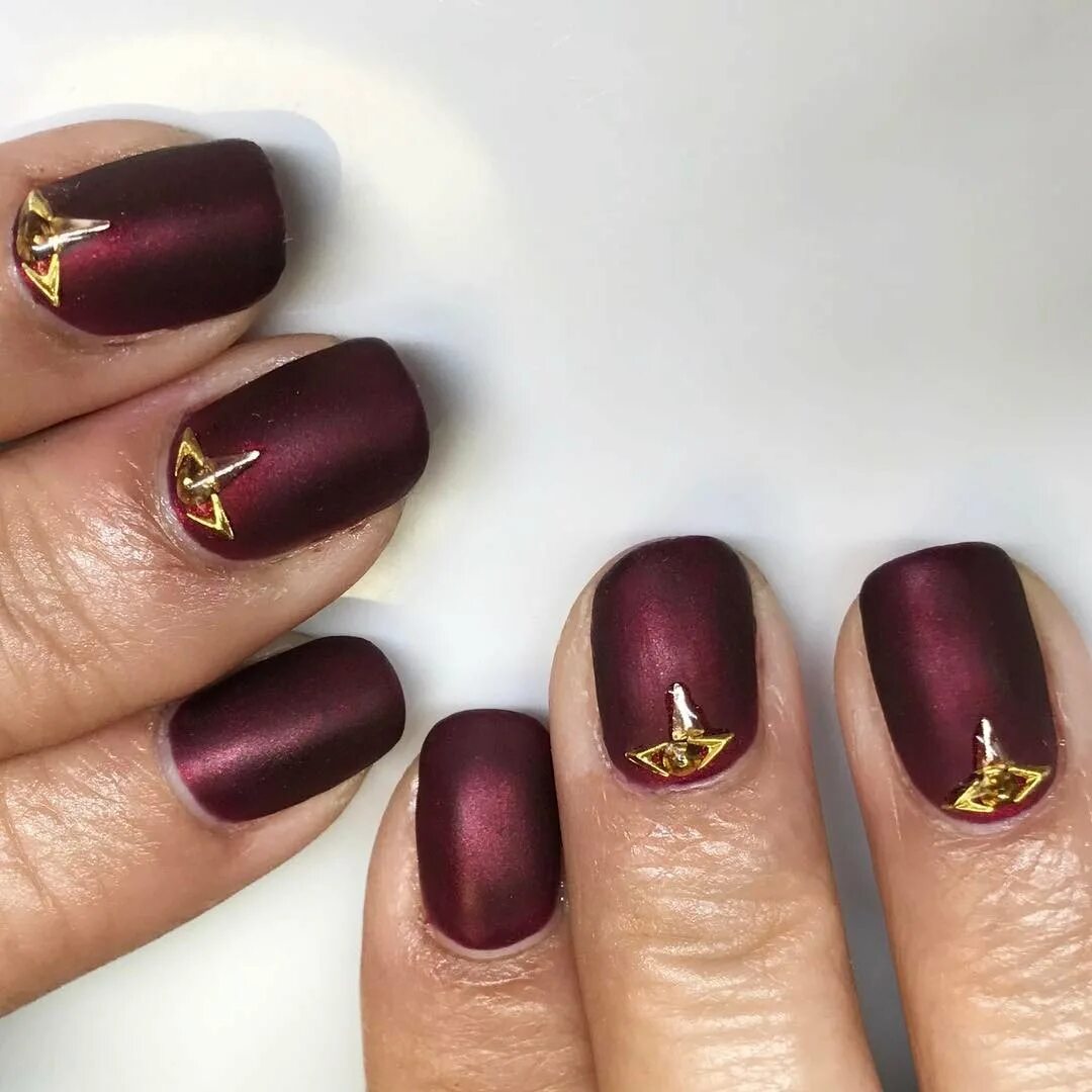маникюр в коричневых тонах. бордо с золотым. маникюр бордовый с золотом. бордо с золотым. бордо с золотым.