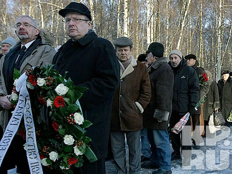 Отец навального на похоронах. Могила Егора Гайдара.