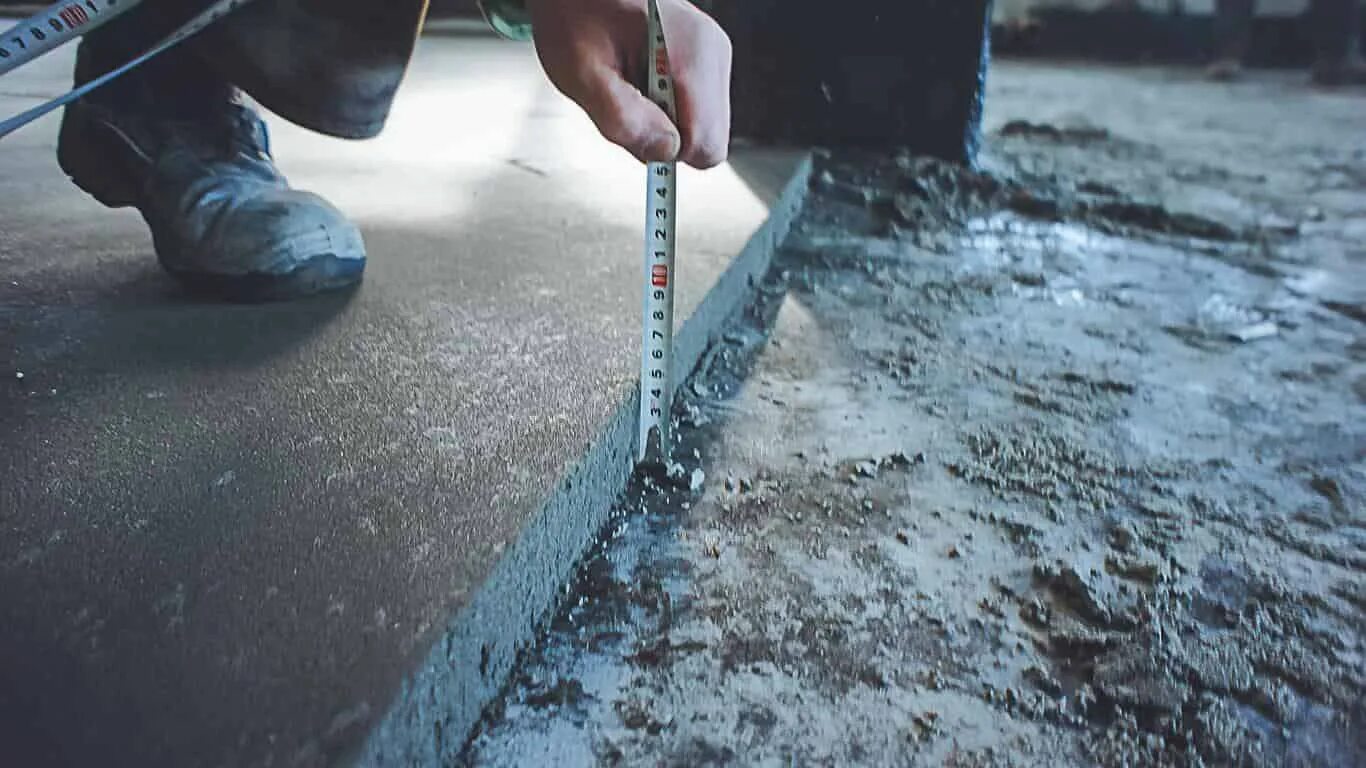 Какой должна быть стяжка. Полусухая цементно-Песчаная стяжка. Цементно Песчаная стяжка полов. Стяжка бетон 50 мм. Стяжка пола 10 мм толщина.