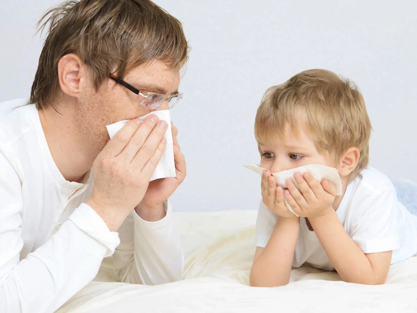 Могут ли взрослые заболеть от детей. Простудные заболевания у детей. Грипп у детей. Ребенок болеет. Простуда у ребенка.