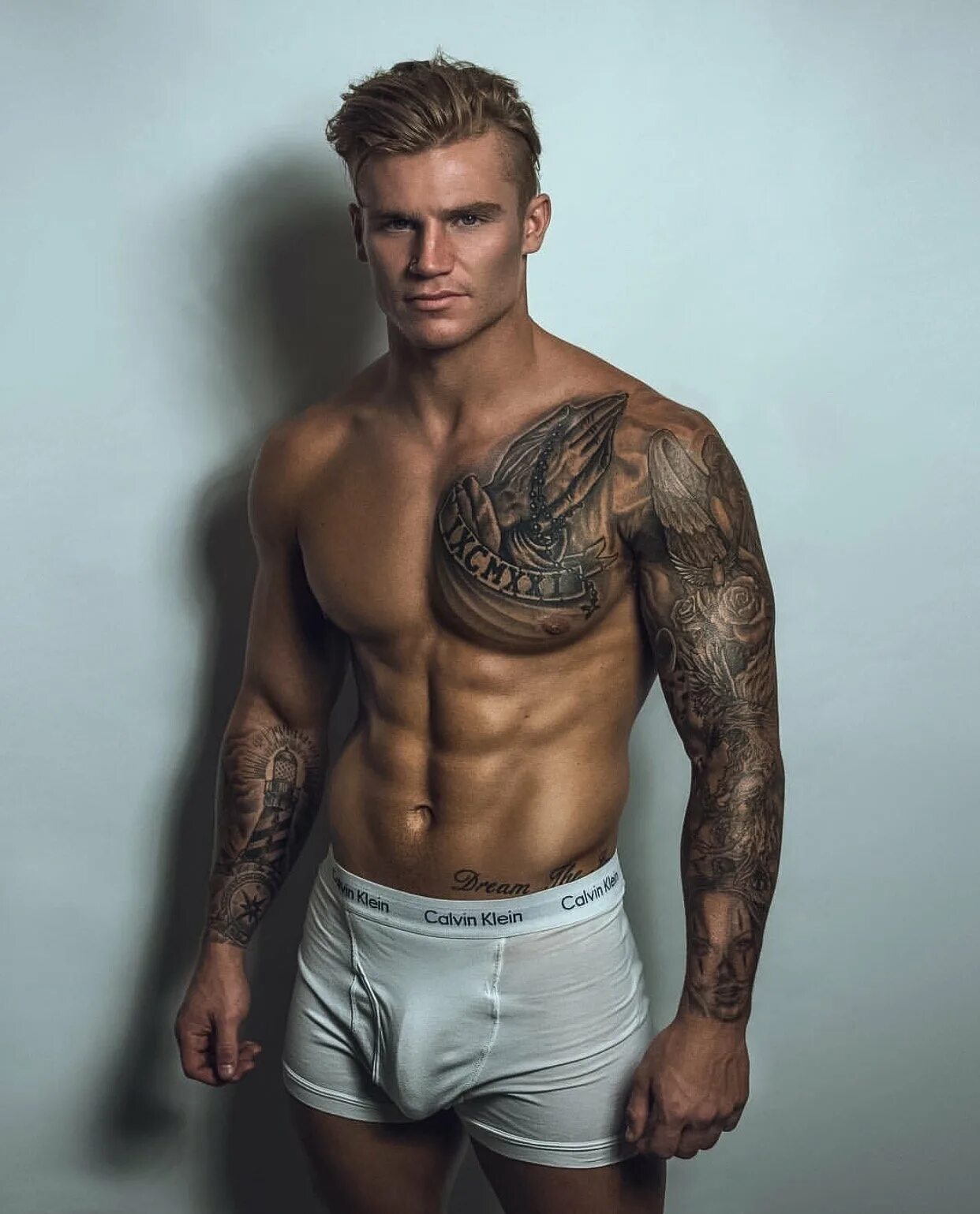 Модные татуировки. Шикарные тату для мужчин. Татуировокидля мужчин. Красивые брутальные мужчины. Мужская тату.