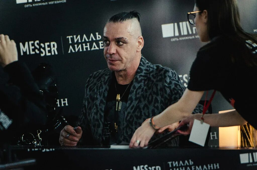 Lindemann sport перевод. Тилль Линдеманн автограф сессия 2016. Тилль Линдеманн автограф сессия. Тилль Линдеманн автограф сессия в Москве. Тилль Линдеманн автограф сессия 2018.