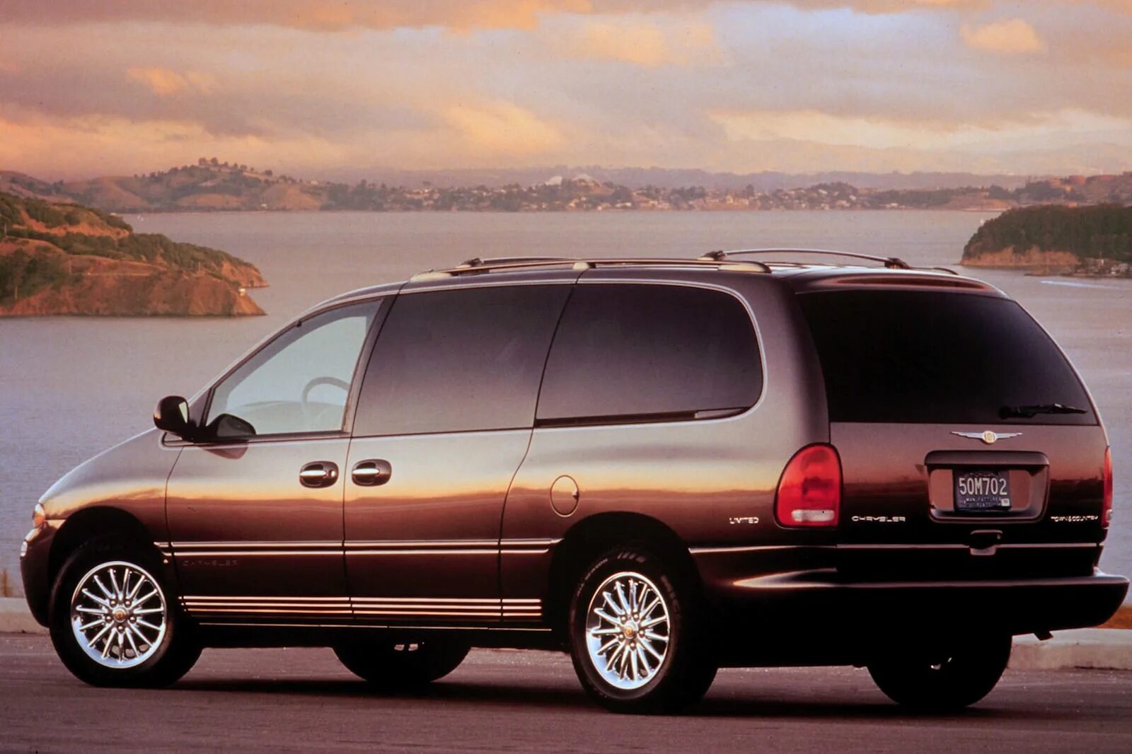 Минивэн Chrysler Voyager. Крайслер Таун Кантри 1999. Chrysler Town Country 2000. Крайслер Таун Кантри 1998. Крайслер 3 поколения