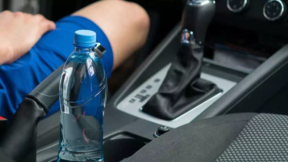 Бутылка в салоне автомобиля. Бутылочки воды в салоне автомобиля. Бутылка в салоне машины. Бутылка воды в салоне авто.