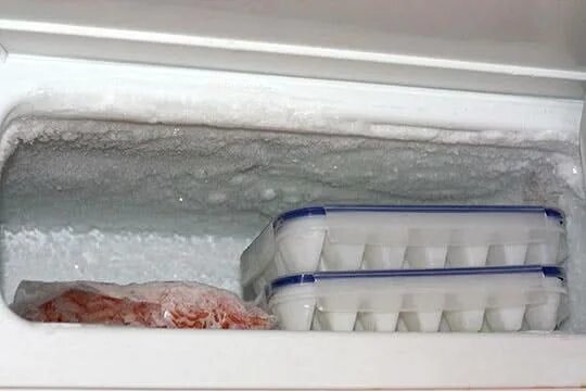 Вода на задней стенке холодильника. Конденсат в холодильнике Атлант. Конденсат в холодильнике. Влага в холодильнике. Дренажное отверстие в холодильнике.
