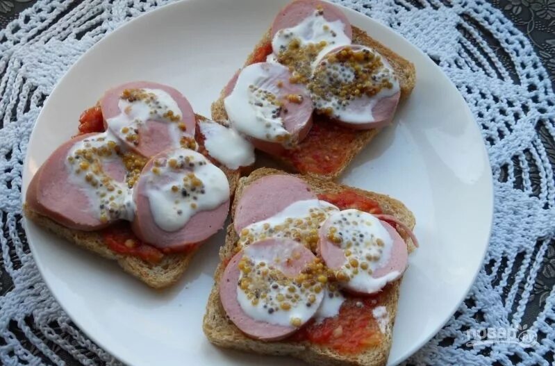 Бутерброды горячие в микроволновке с сыром колбасой. Горячие бутерброды. Бутерброды с колбасой и помидорами. Бутерброд с колбасой и сыром. Горячие бутерброды с колбасой.