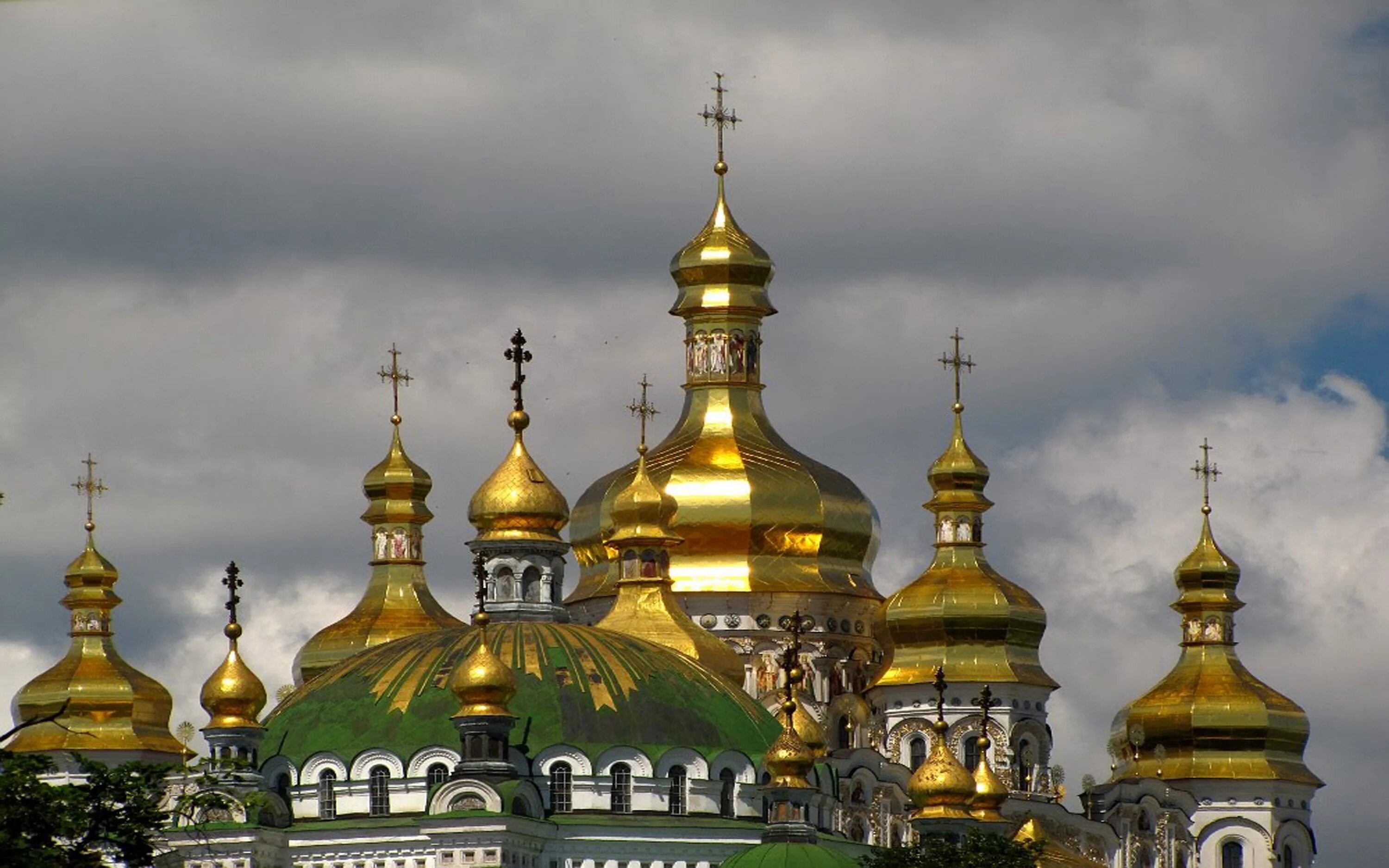 Киево-Печерская Лавра купола. Купола Киево Печерской Лавры. Киево Печерская Лавра 13 куполов. Киево-Печерская Лавра кресты на куполах. Почему купола золотые