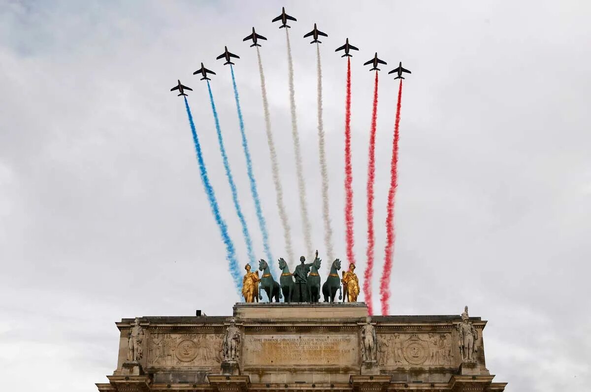 Парад во Франции в честь взятия Бастилии. Франция парад в день взятия Бастилии. День взятия Бастилии парад 2022. 14 Июля праздник Бастилии.