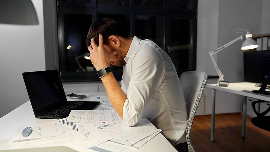 мужчина постоянно на работе. конфронтация люди. муж трудоголик. человека отвлекают. мужчины флиртует в офисе.