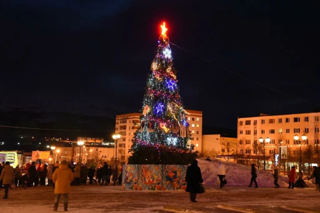 Во сколько в магадане новый год. Ёлка центральный магадане. магадан городская елка. главная новогодняя елка магадана. центральная елка манадана.