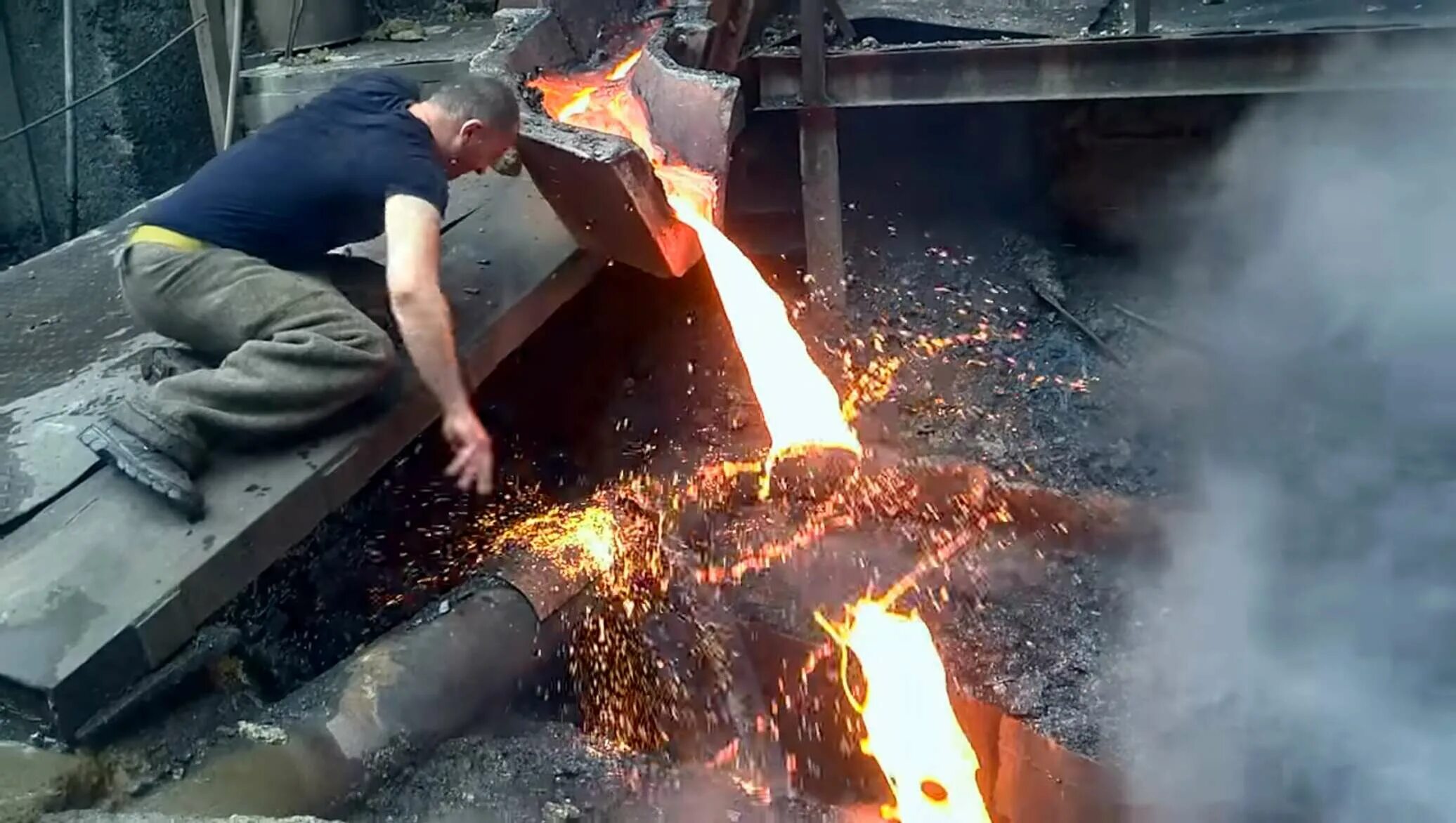 Расплавленный металл. Чан с расплавленным металлом. Расплавленное железо. Плавят металл на заводе. Раскаленное железо с водой