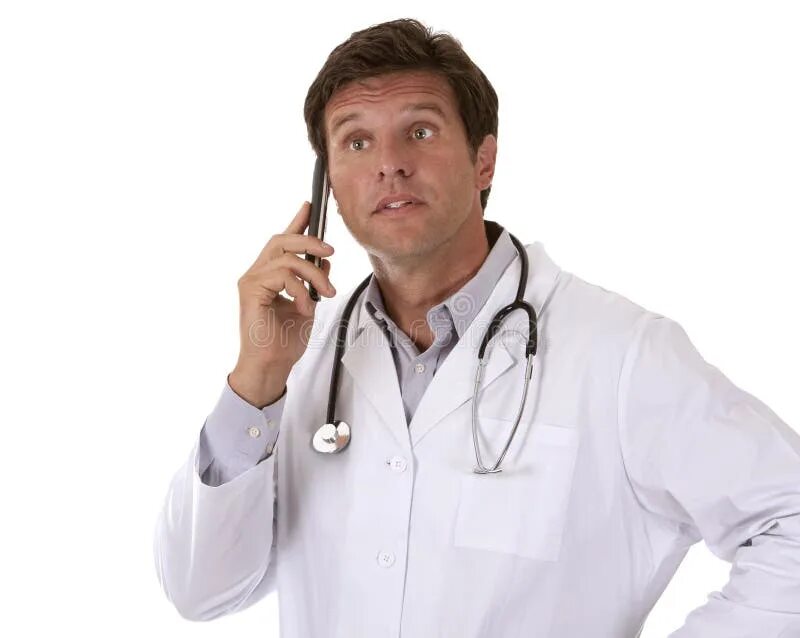 Хочу звоню врачу. Доктор рассказывает мужчине. Врач с телефоном. Врач мужчина говорит по телефону. Звонок доктору.