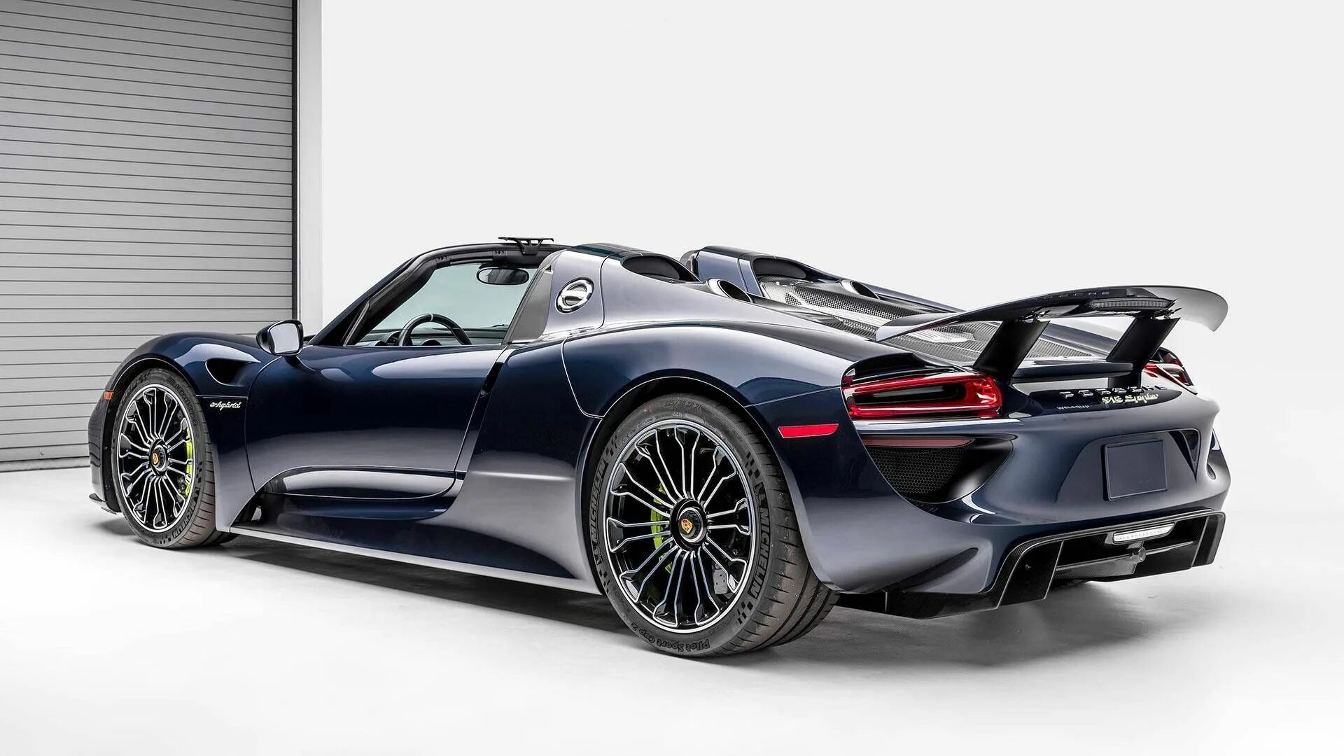 Porsche 918 цены. Порше 918 Spyder. Порше 918 Spyder 2021. Porsche 918 Spyder Concept. Порше 918 Spyder 2022.