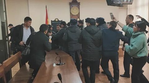 Чиновник кндр выгнал