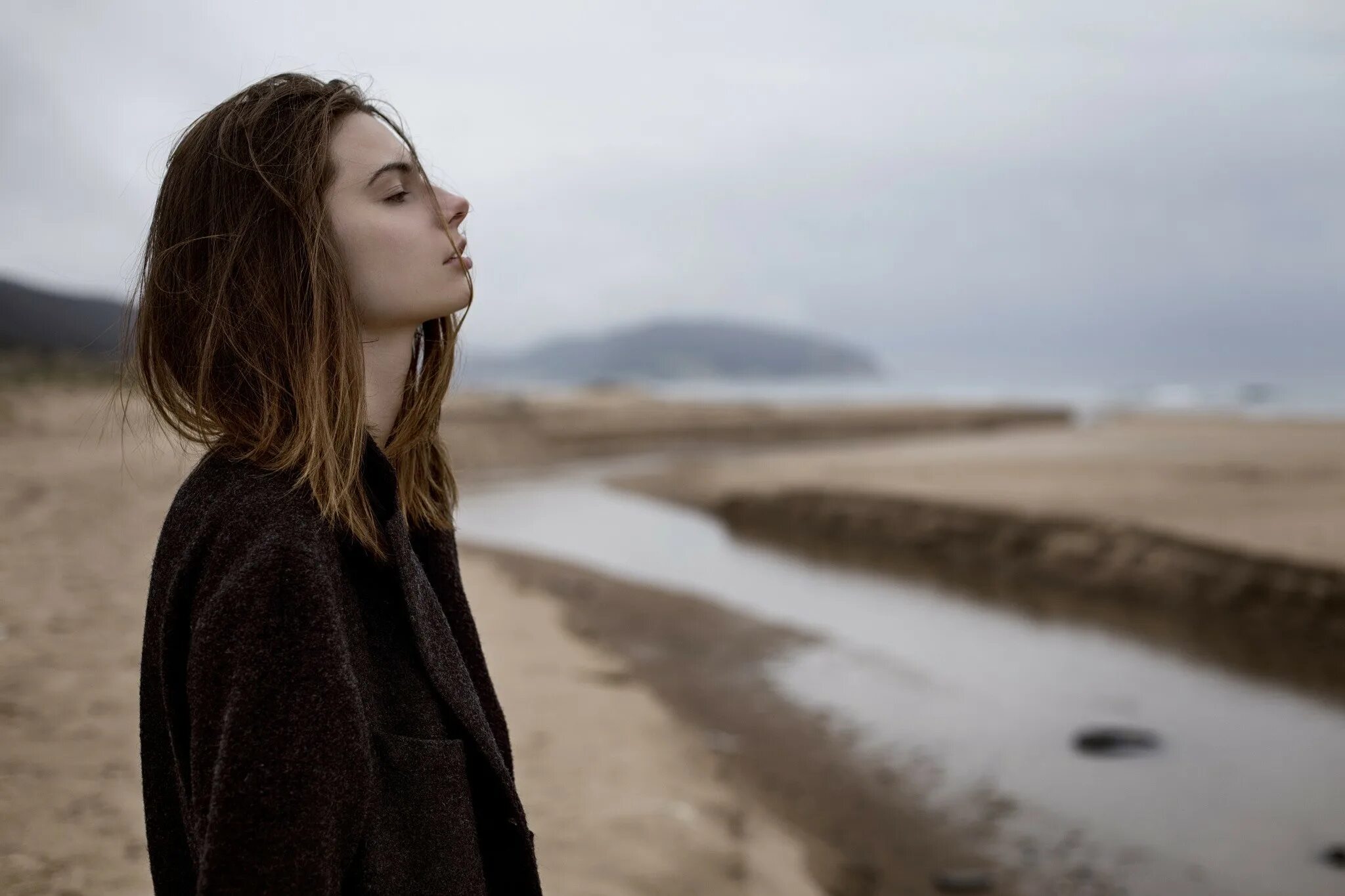 Одинокий парень. Жизнь в мегаполисе. Человек в лесу. Person by the river alone. Looks alone.