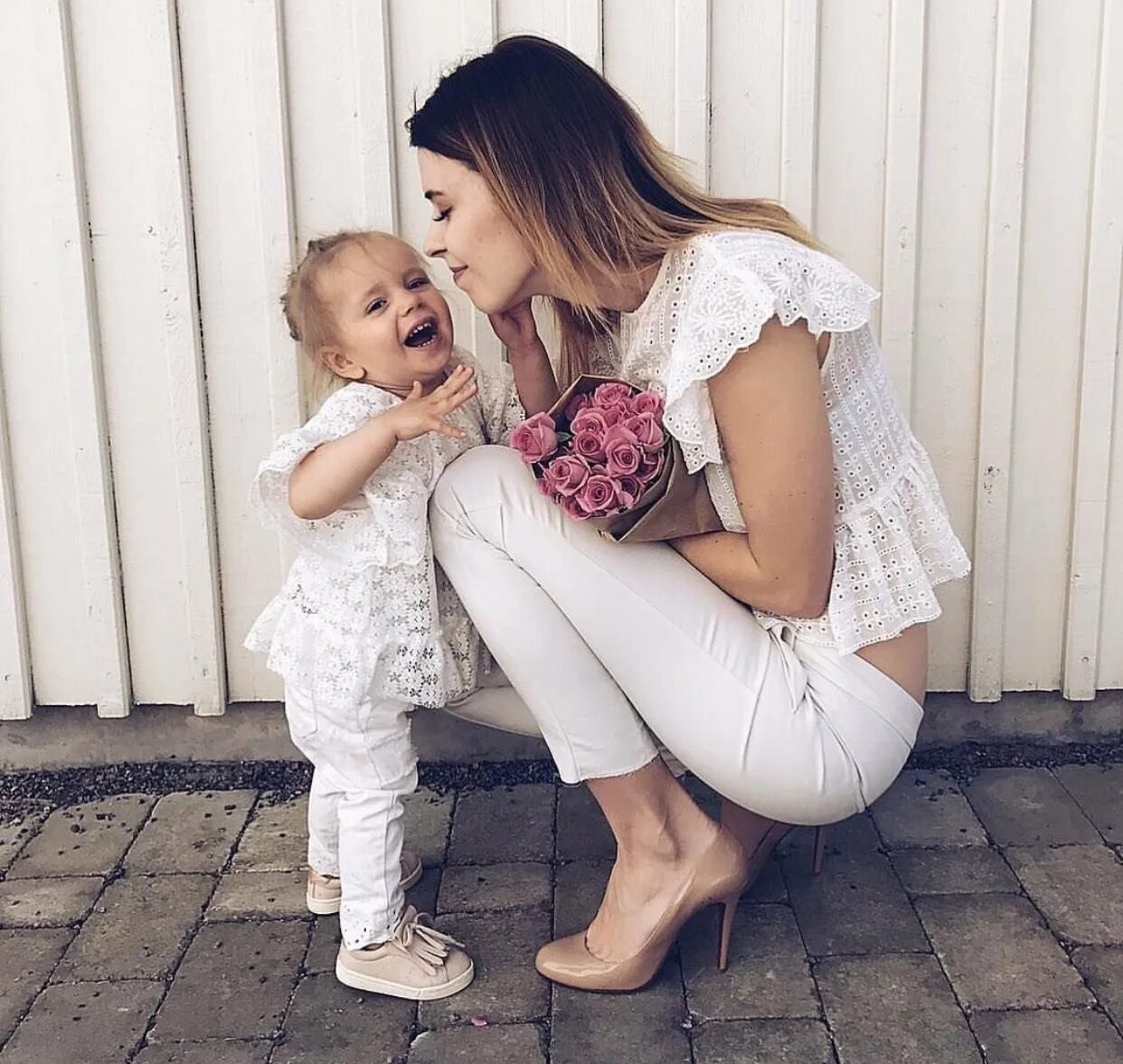 Родители ведут ребенка в школу. Женщина с ребенком. Счастливая мама с дочкой. Мимо дочь. Родители провожают детей.