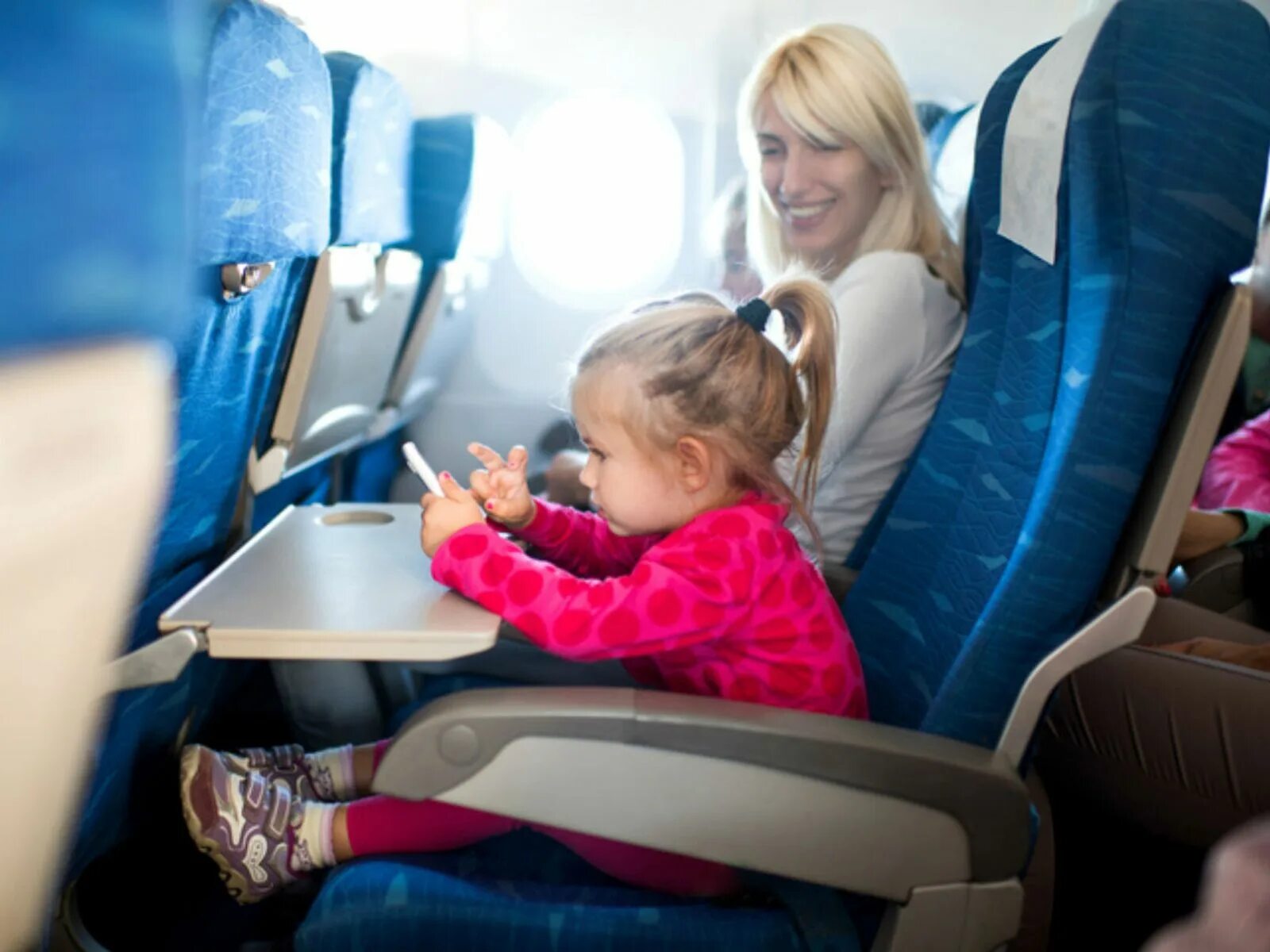 Самолет для детей. Ребенок пассажир. Путешествие на самолете для детей. Пассажиры с детьми в самолете. Перелет без родителей по россии
