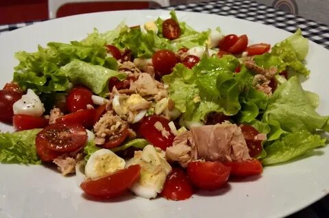 Салат с тунцом консервированным и сыром