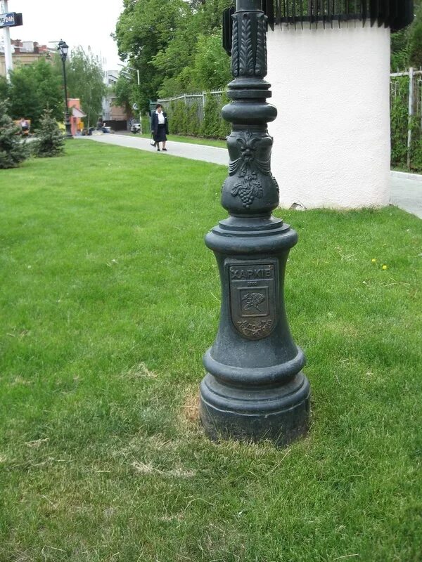 чугунные опоры. чугунные опоры. чугунные опоры. столик из чугуна. цоколь композитный ц5.