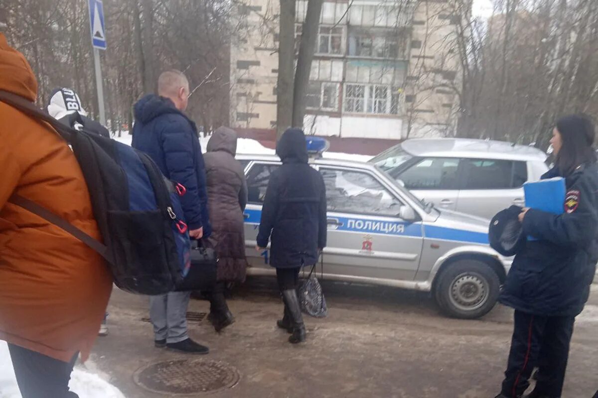 В школе порезали девочку. Убийство в химкинской школе. химки девочка порезала. происшествие в школе в химках.