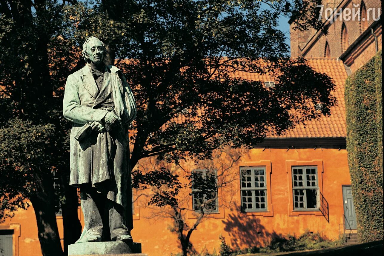 Где жил ганс. Ханс Кристиан Андерсен памятник в Дании.