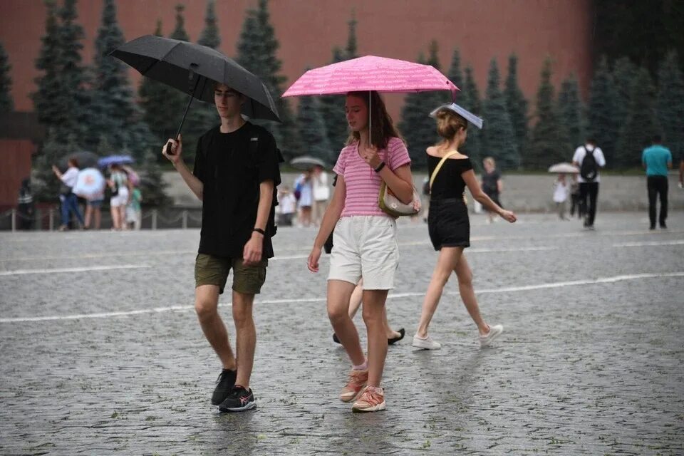 Дождливая Москва. Дождливый дождь в Москве. День прогулок под дождем. Дождь в Москве конца.