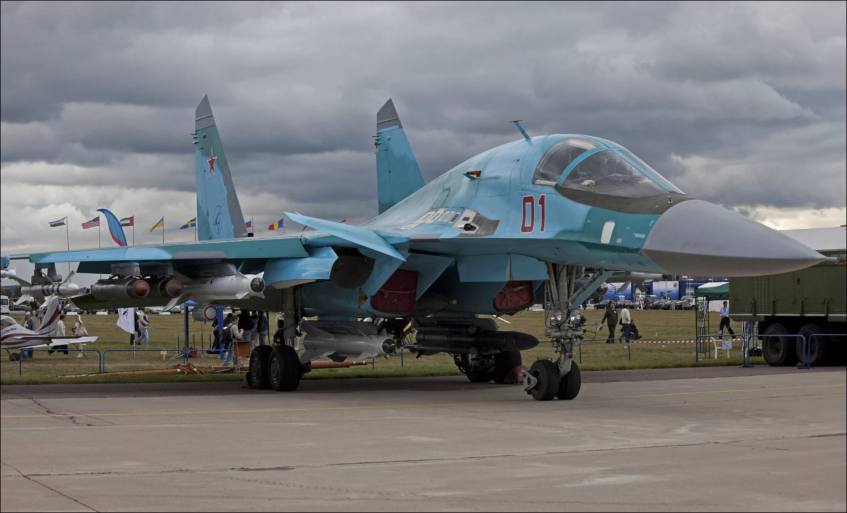 Су 34 сравнение. Истребитель-бомбардировщик Су-34. Су-34 ВВС России. Су-34 утенок. Су-34 м бомбардировщик.