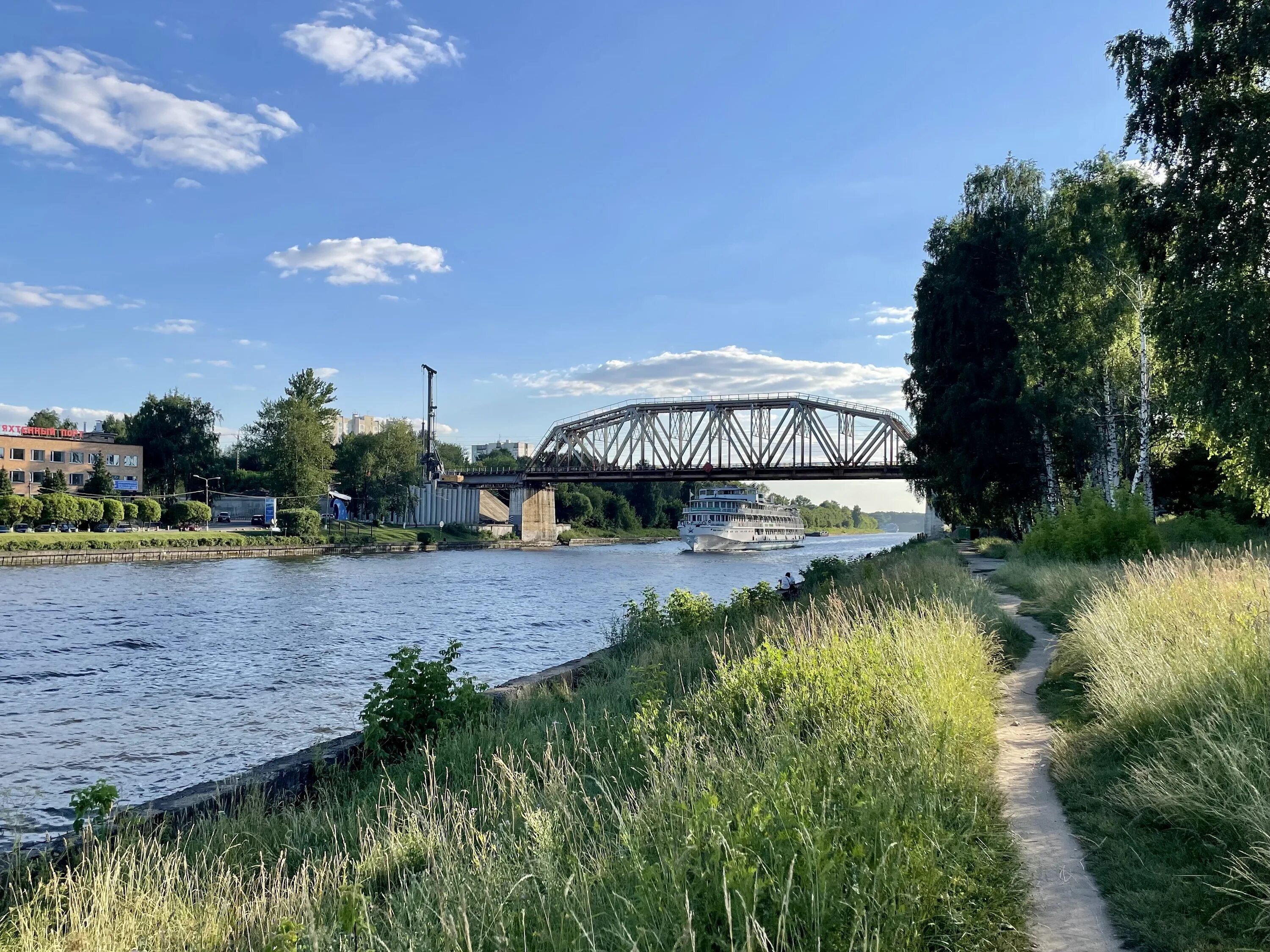 Озеры сейчас. Мост в городе Озеры Московской. Пейзаж город Озеры. Красивые места в городе Озеры. Озеры набережная.