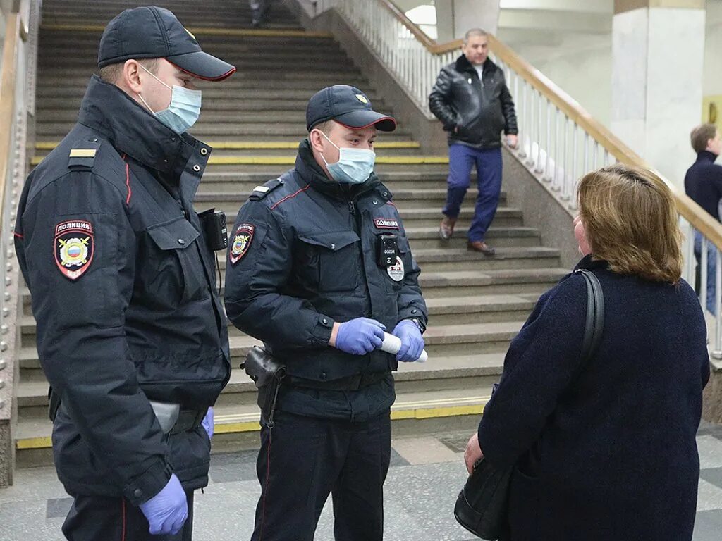 Усиление мер безопасности в москве. Сотрудник полиции. Полиция Москвы. Полицейский России. Сотрудники полиции в метро.