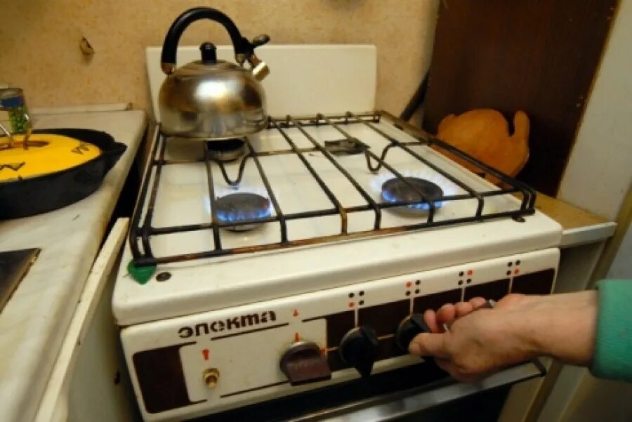 Советская 3 конфорочная газовая плита. Плита гефест газовая 4-х конфорочная старая. Запах газа в квартире. Газовая плита лмз советская. Техобслуживания газовой плиты.