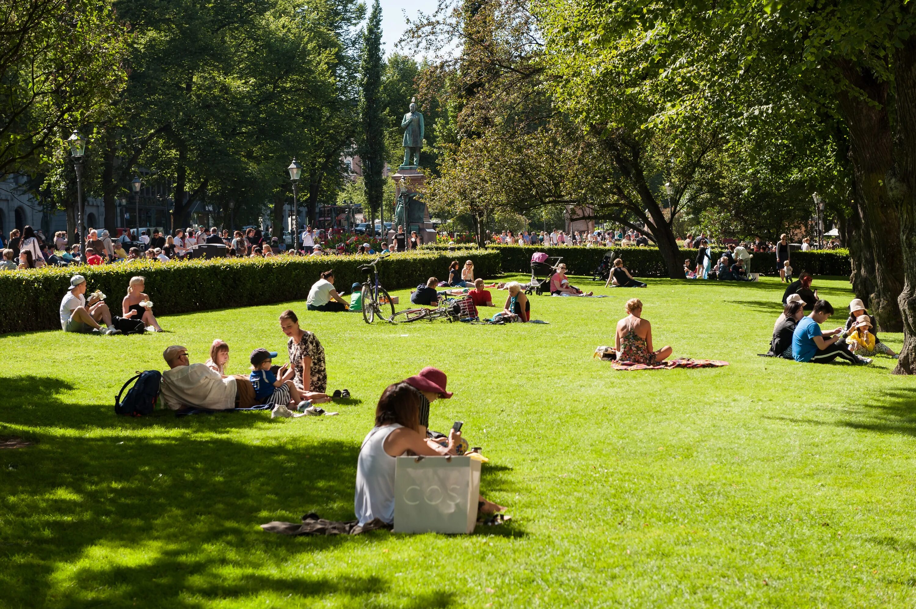 She s in the park. Esplanade Park Хельсинки. Скверы Хельсинки зеленые пикник. Люди в парке. Пикники в парках.