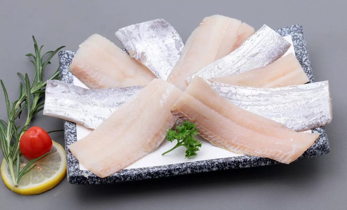 Полуфабрикаты из рыбы. Кусок рыбы. Косичка из рыбы. Приготовленип олуфаюриката из рыбы. Филе лосося.