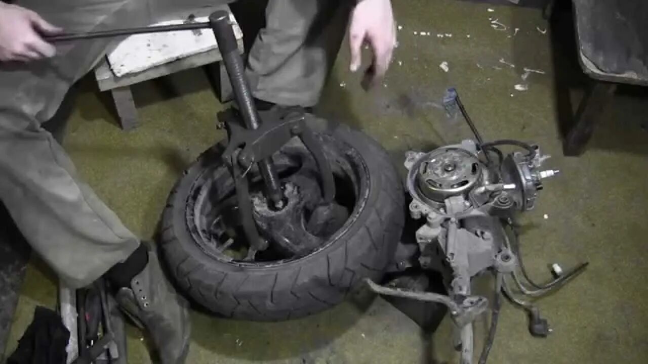 Сальник редуктора honda dio. Подшипник сцепления на мопеде. Замена подшипника скутера. Колесо хонда дио 27. Замена подшипника скутера.