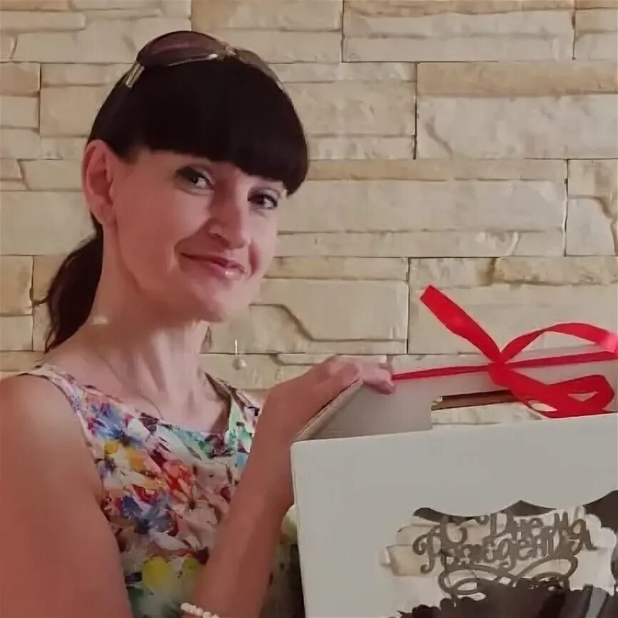 Белевская пастила зефир. Зефир курск. Курский зефир. Зефир - бело-розовый. Девушка выбирает десерт.