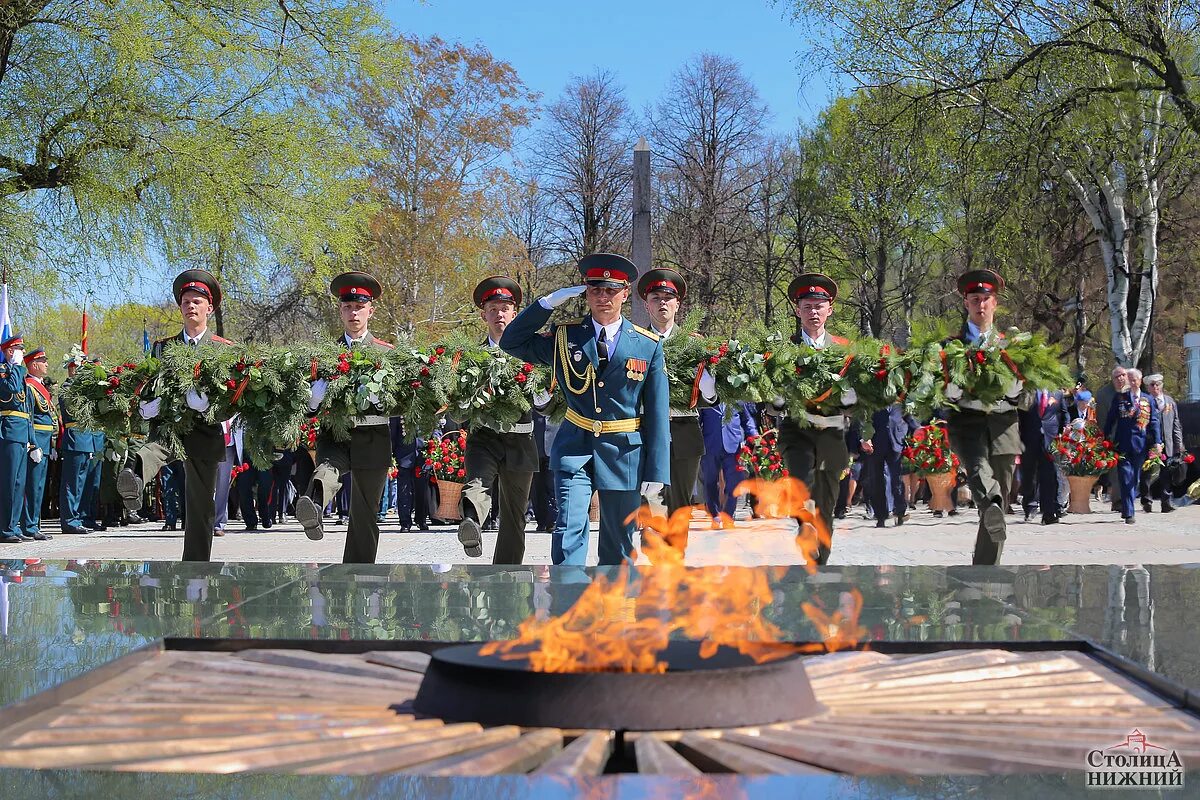 9 мая в нижнем новгороде. Нижегородский Кремль вечный огонь Нижний Новгород. Вечный огонь в Нижегородском Кремле. Вечный огонь Нижний Новгород Кремль. 9 Мая вечный огонь Нижний Новгород.