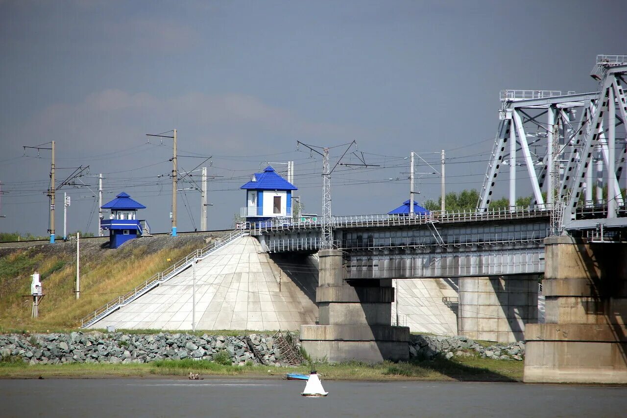 Погода в среднесибирском. Среднесибирская магистраль. Камень на Оби мост через Обь. Обустройства железнодорожного моста. Смотровая площадка железнодорожного моста.