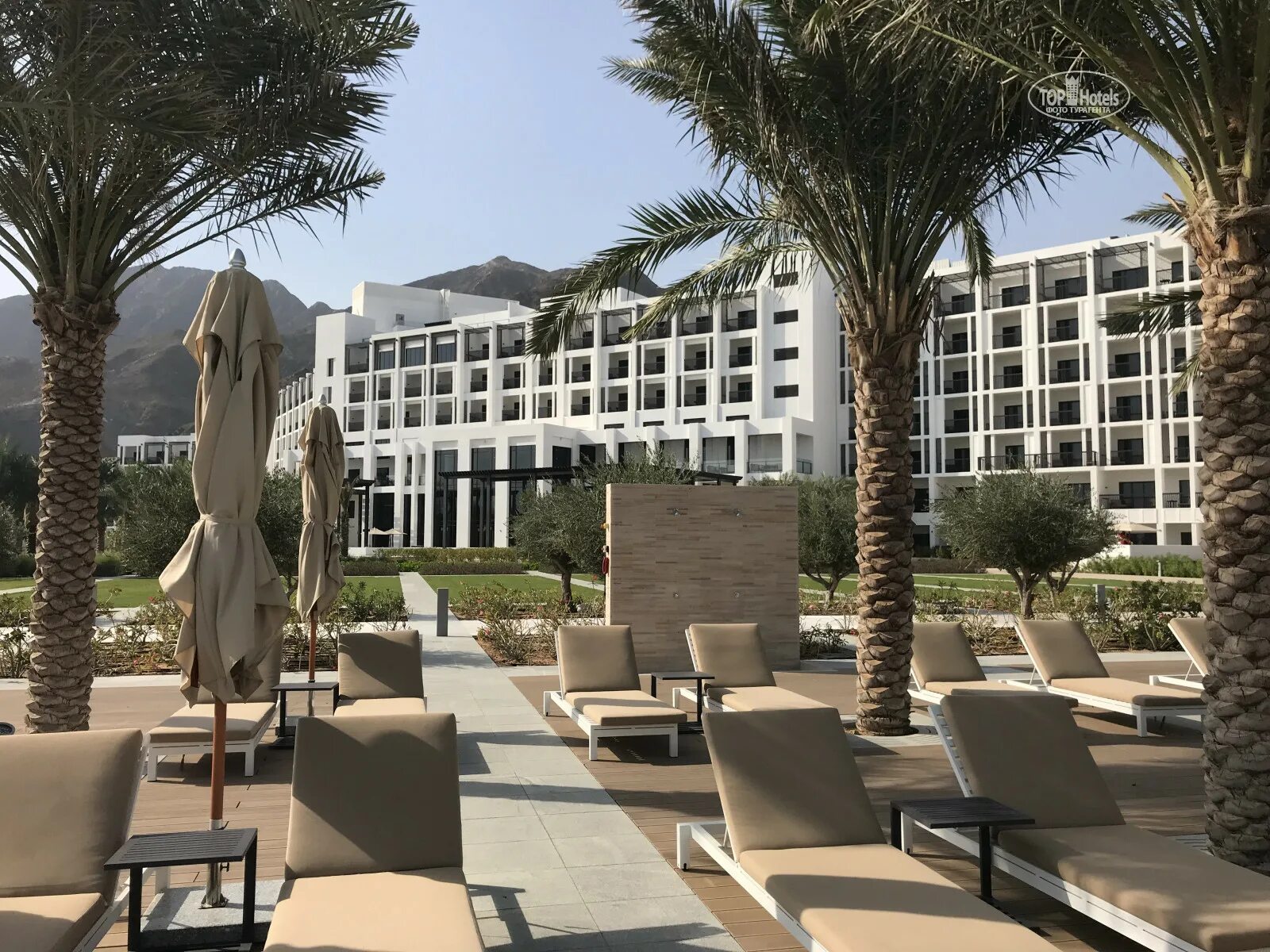 Address фуджейра. Отель INTERCONTINENTAL Fujairah Resort 5*. Фуджейра Интерконтиненталь 5. Фаирмонт Фуджейра. INTERCONTINENTAL Fujairah Resort 5 пляж.