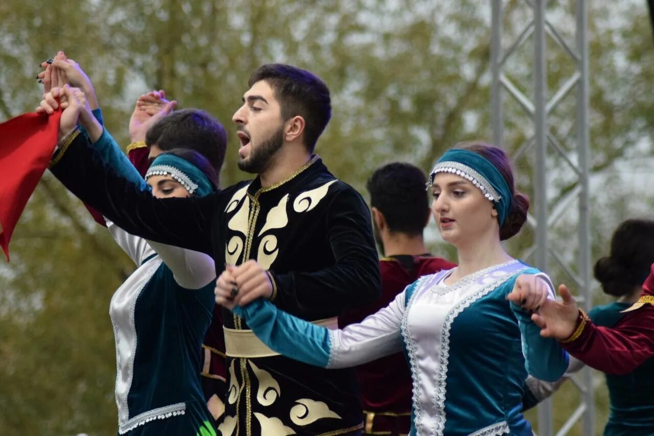 Азербайджанская культура. Танцы азербайджанцев. Армянские танцы. Азербайджанские танцы девушек. Родной азербайджан