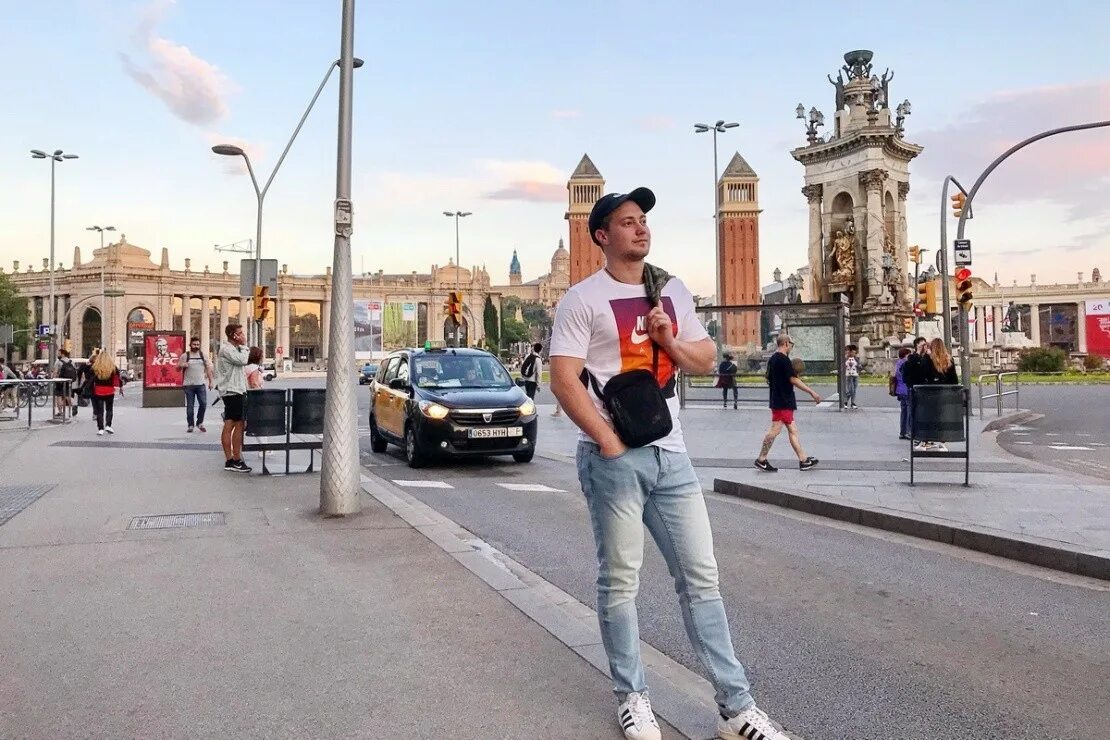 В москве переехали человека. Парни Барселоны. Переезд в город. Переезд ради работы.