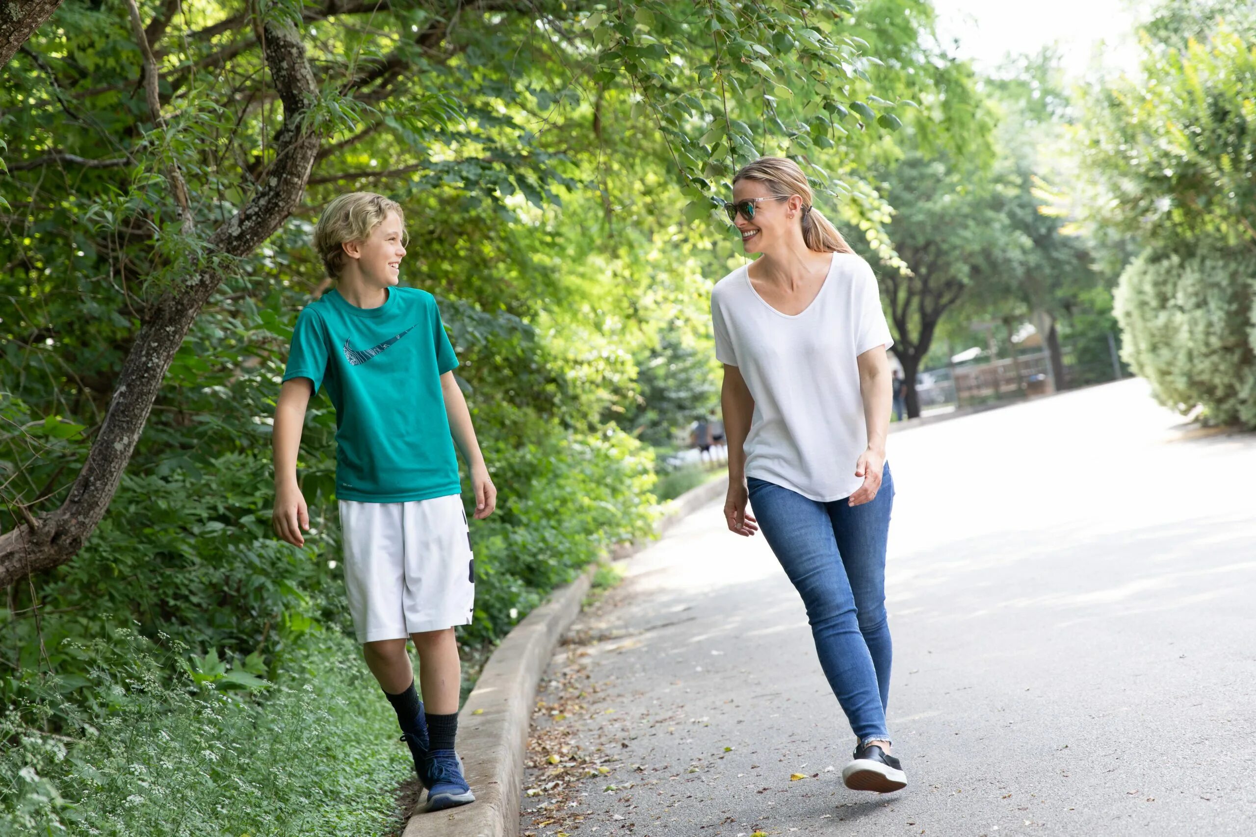 Friend likes to walk. Summer walk. Walk talk. Walking circles с джинсами.