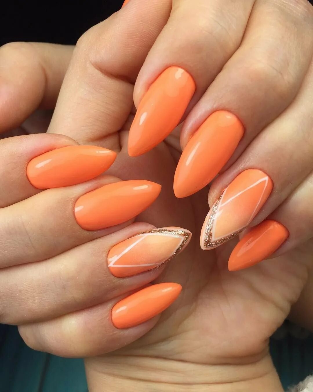 оранжевые ногти. яркие оранжевые ногти. оранжевый френч миндаль 2021. морковные ногти. морковные ногти.