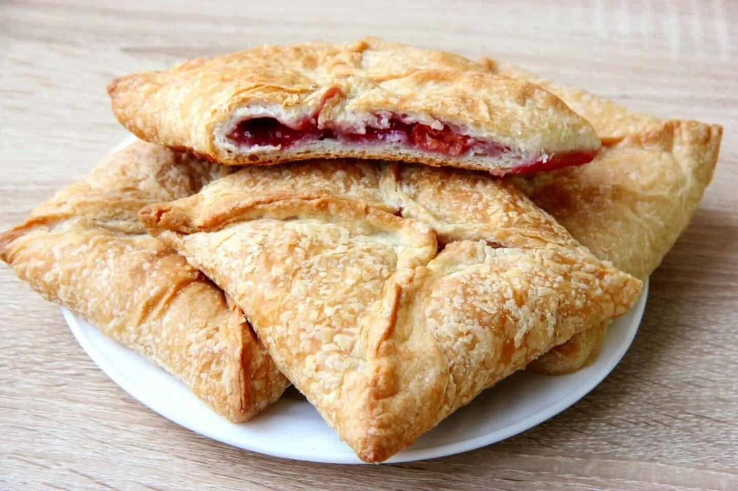 Даниш с вишней. Тесто из замороженного теста с вишней. Слоеные пирожки с вишней. Тесто из замороженного теста с вишней. Слойки с вишней из слоеного теста.