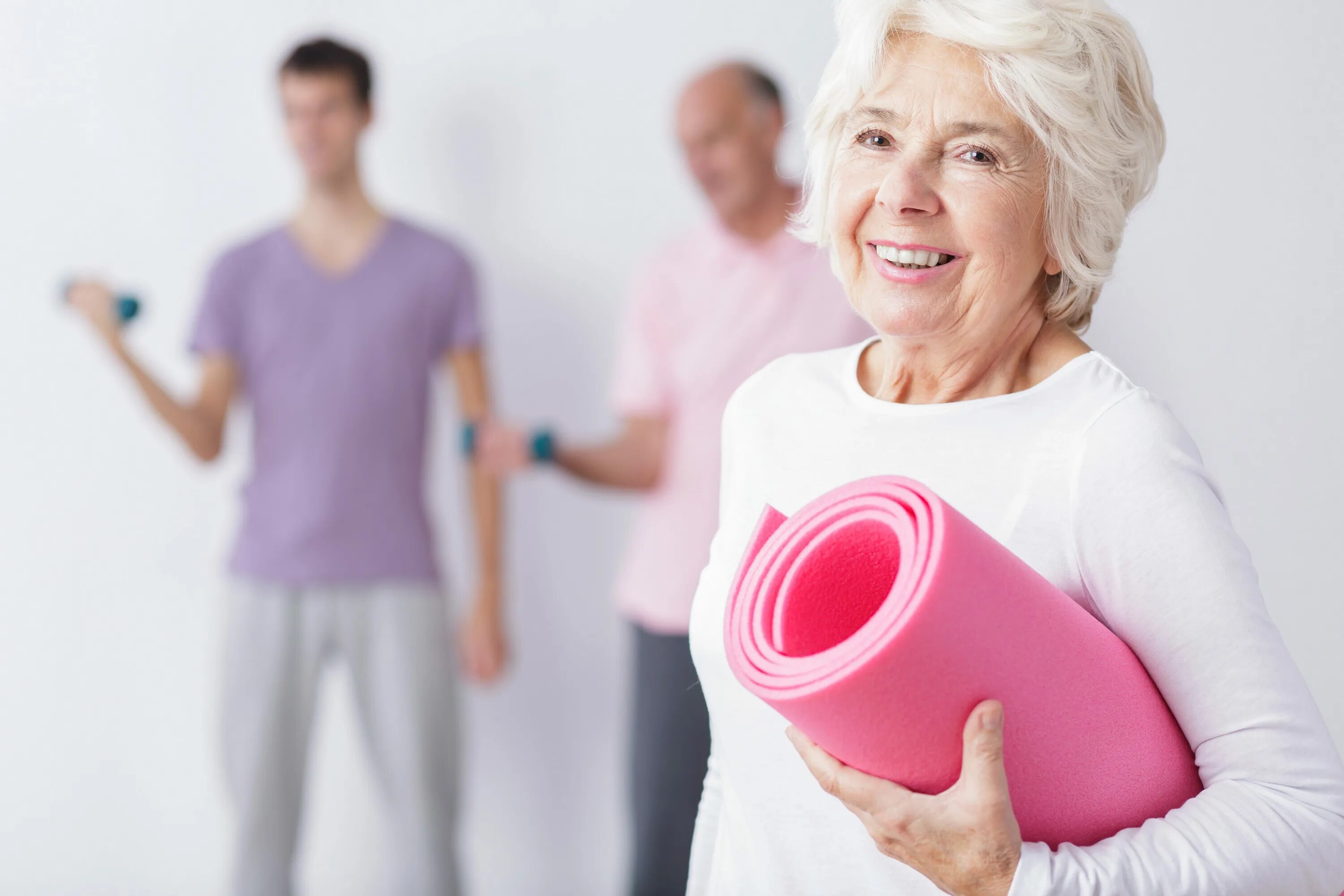 Гимнастика в пожилом возрасте. Фитнес для пожилых людей. Физкультура для пожилых. Лечебная физкультура для пожилых. Зарядка для пожилых.