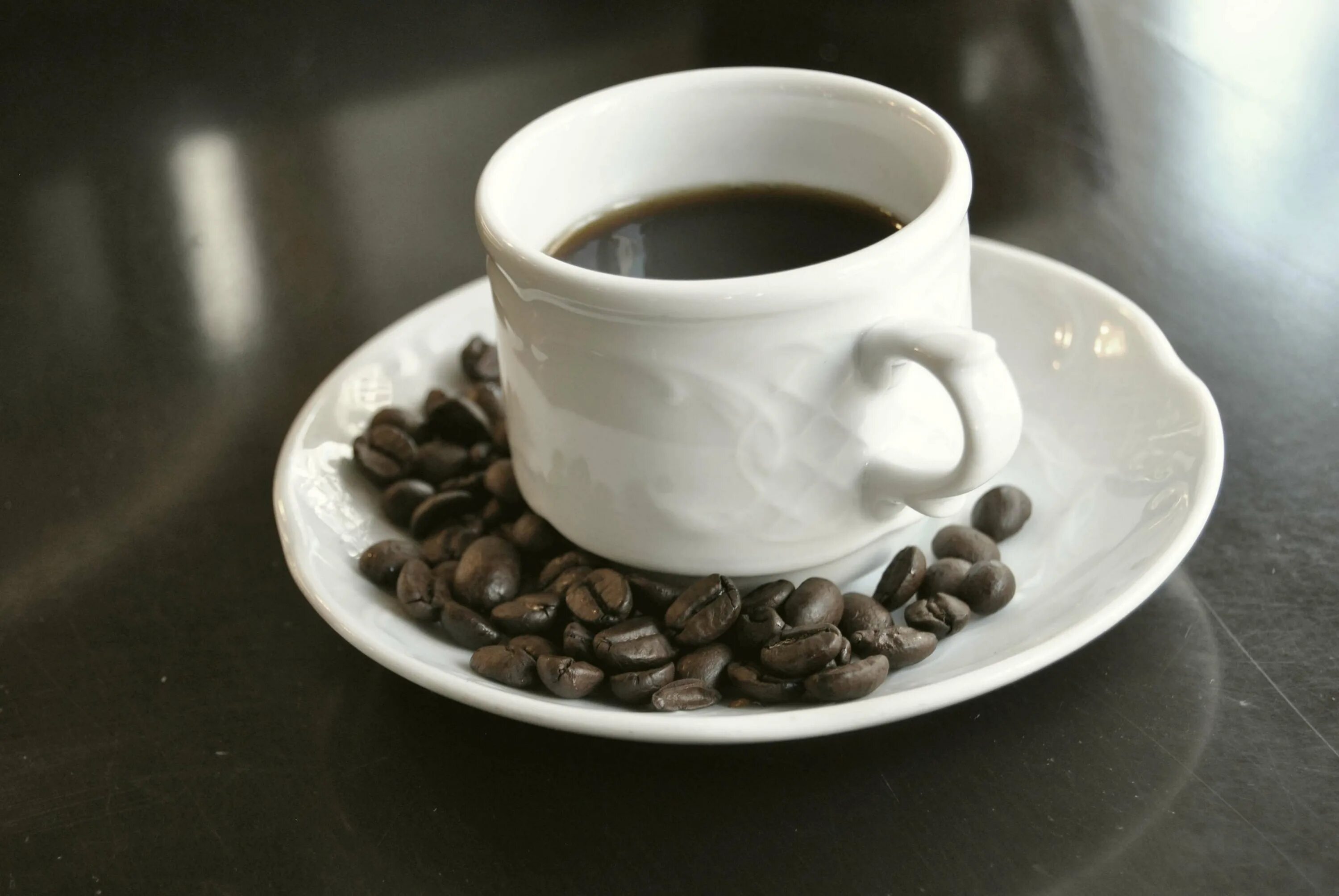 3 черный кофе. Чашка черного кофе. Черная кофейная чашка. Чашка кофе темная. Черная Кружка кофе.