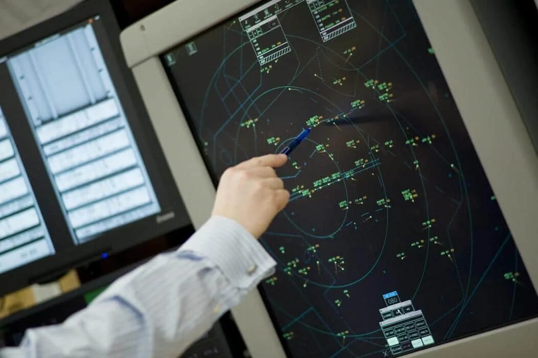 Working radar. Управление воздушным движением. интерфейс авиадиспетчер. radar air traffic control systems. air traffic control screen.
