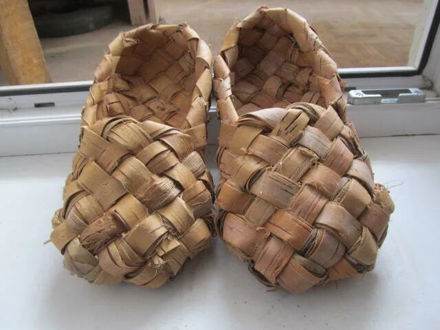 Плетение лаптей. Лапти из бумаги. Лапти из атласных лент. Мастер класс лапти на куклу. Костюм лаптя.