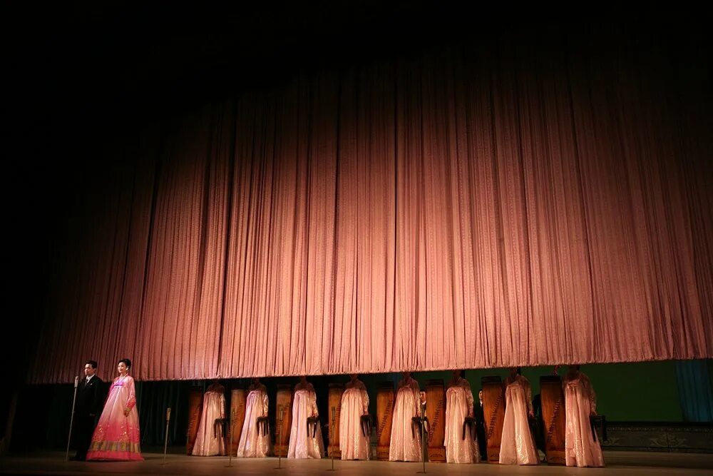 David Guttenfelder North Korea. Театр нат. Дэвид Гуттенфельдер фотографии. Гифки занавес.