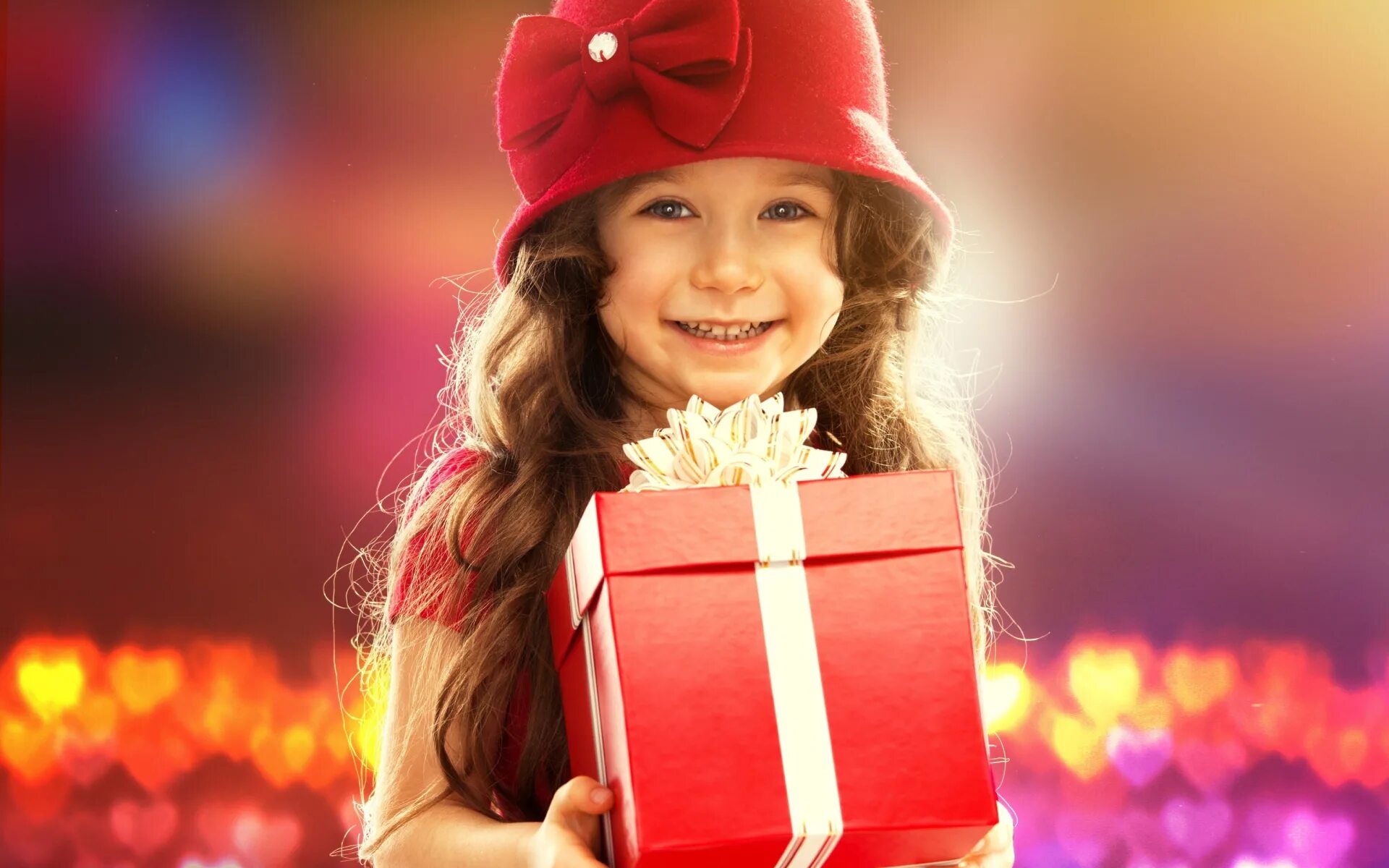 Подарок для девочки. Ребенок дарит подарок. Счастливая девушка с подарком. Подарок девушке. Загадать телефон