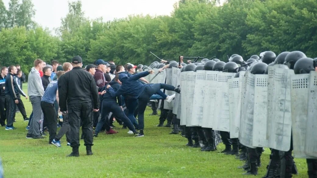 Пресечение массовых беспорядков. Специальная операция массовые беспорядки. Спецоперация по пресечению массовых беспорядков. Группа оцепления при массовых беспорядках.